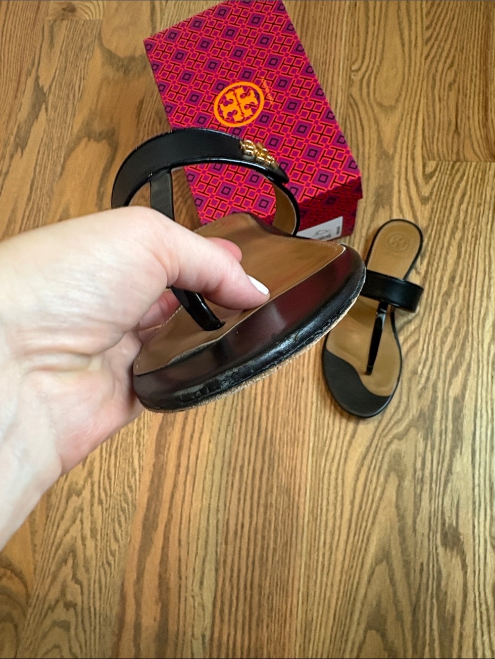 Tory Burch Black Kira Thong Sandals with Gold Logo - size 8.5 - Picture 4 of 6
